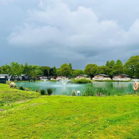 Waterside Retreat With Hot Tub Villa Pocklington Ngoại thất bức ảnh