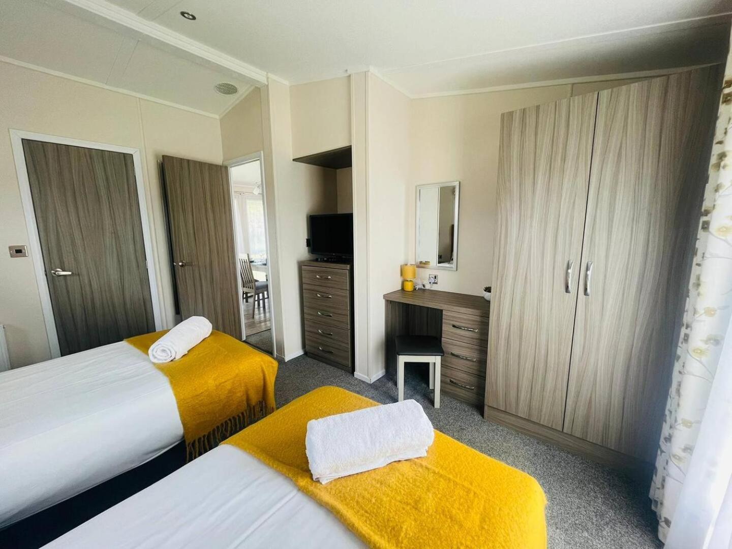 Waterside Retreat With Hot Tub Villa Pocklington Ngoại thất bức ảnh