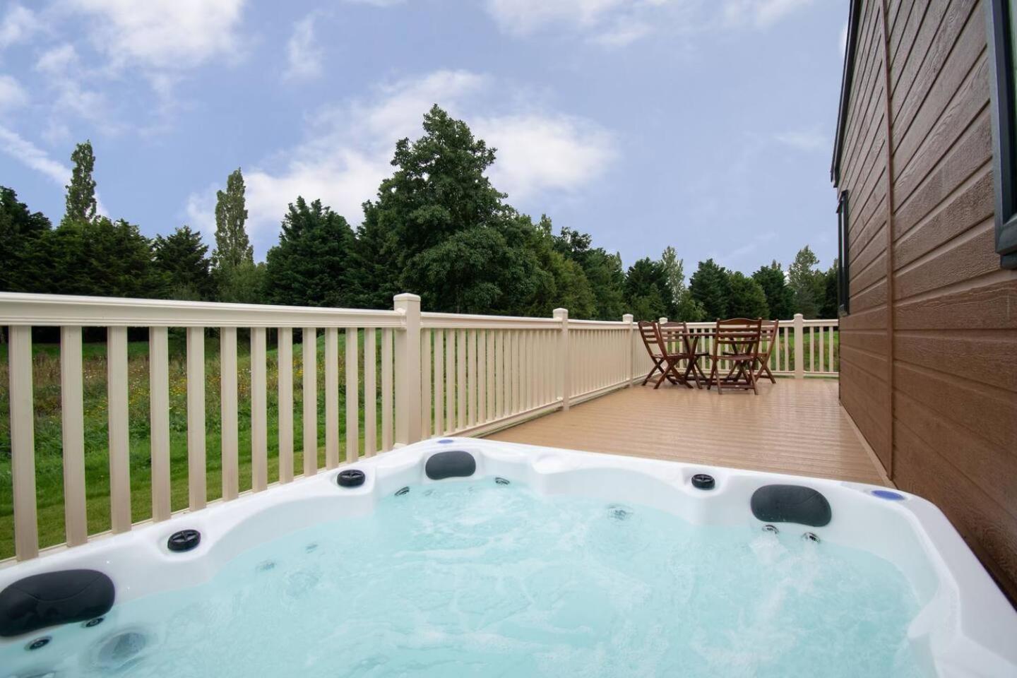 Waterside Retreat With Hot Tub Villa Pocklington Ngoại thất bức ảnh