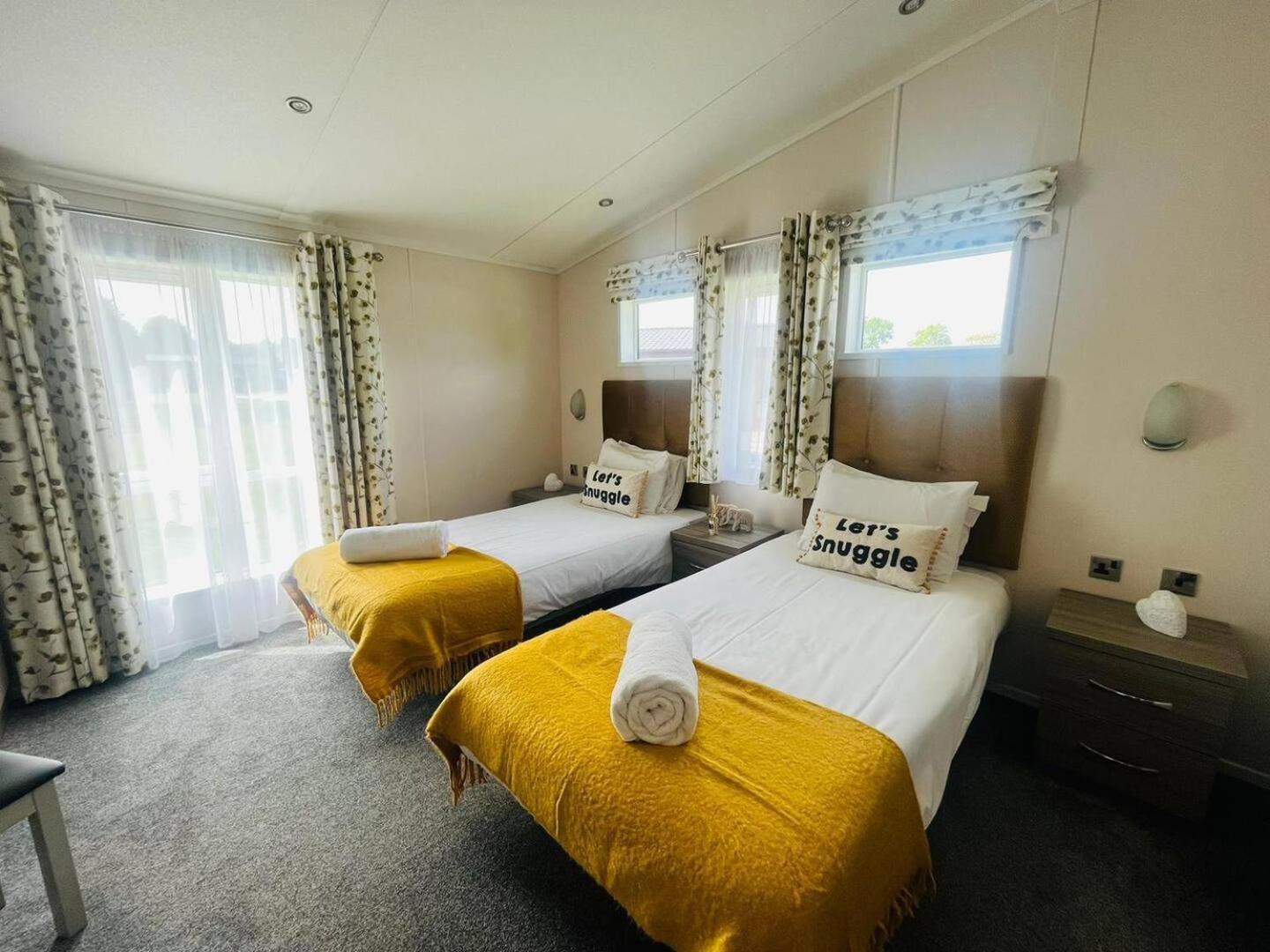 Waterside Retreat With Hot Tub Villa Pocklington Ngoại thất bức ảnh